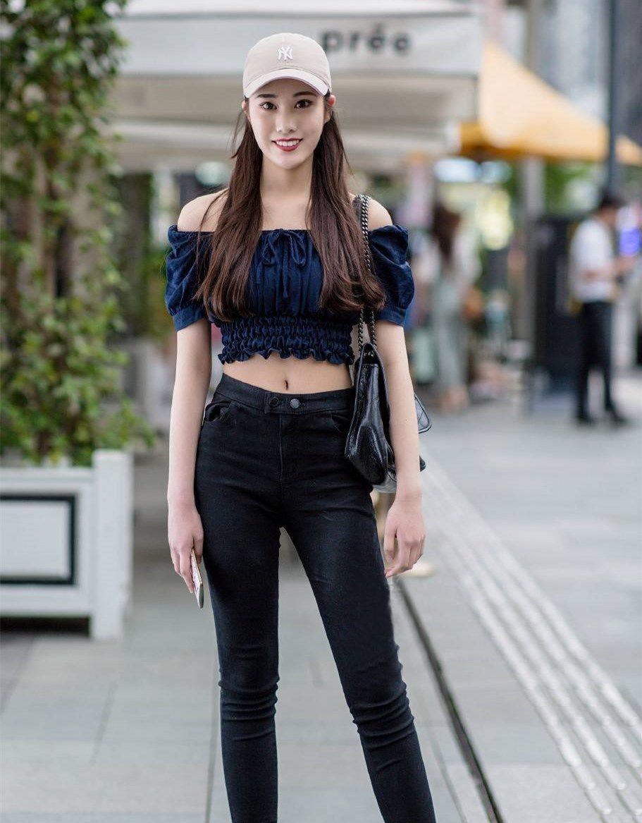 #凸显#最能凸显女性锁骨美的一字肩服饰,无论怎么穿都很有女人味