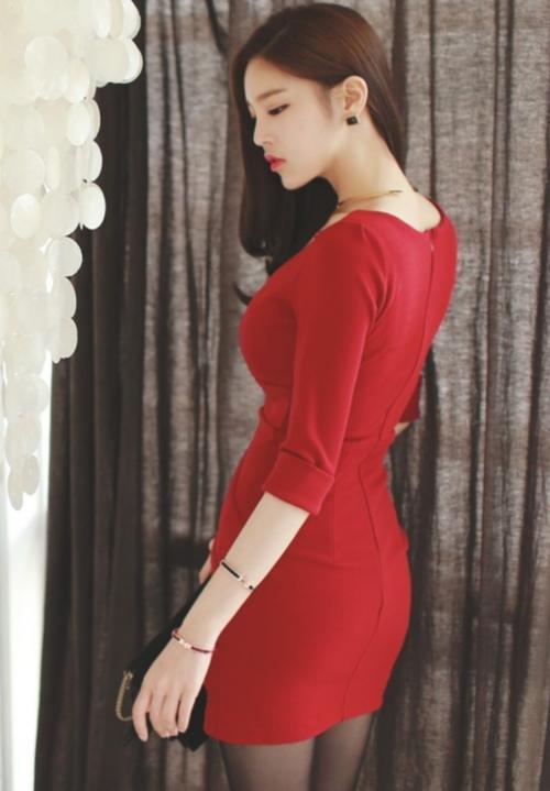 摩登个性的紧身裙美女，展现女神动人风姿，十分抢眼！