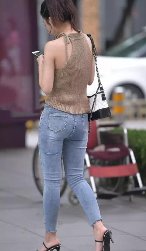 时尚街拍，这是逆天的身材有型有色，婀娜多姿尽显优雅感