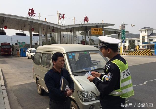 出门忘带驾驶证被交警查怎么办?看这位老司机