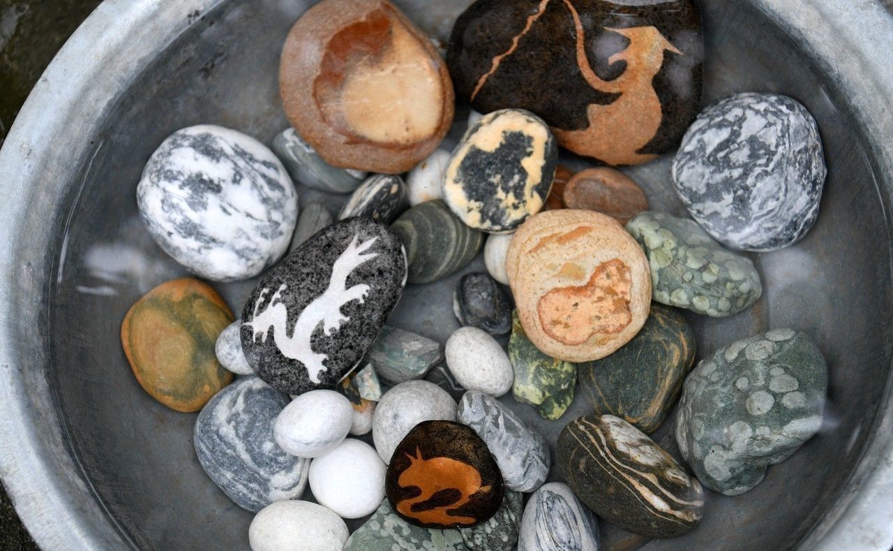 靠山吃山靠水吃水，这里的村民每天捡拾大渡河内的奇石售卖补家用