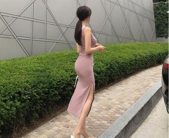街拍： 紧凑时尚的连衣裙,让小姐姐分外迷人!