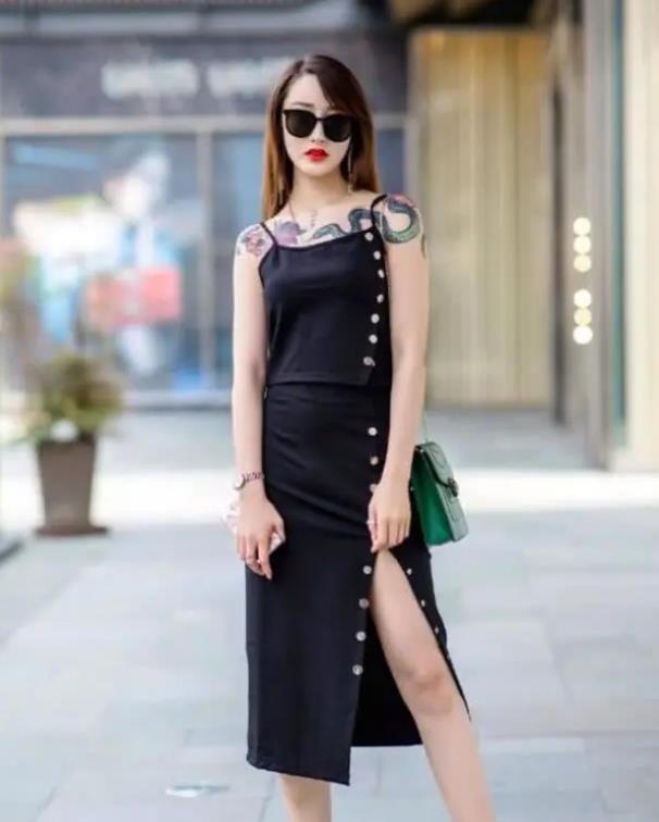 柔美|街拍:美女身穿白色的连衣裙柔美大气,浑身上下充满着青春时尚气息