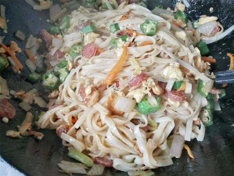  孩子：午餐这样做主食和菜都有了，大人喜欢孩子也爱，还解决了剩余食材