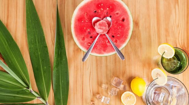 你还在相信“西瓜用勺子吃会生病”的谣言吗？