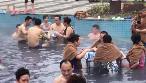 有什么能阻止重庆人打麻将？冬天穿泳衣打麻将，网友：不冷吗？