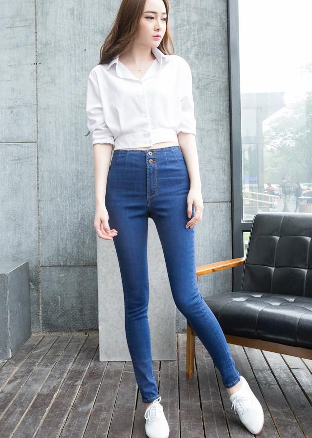 高腰紧身牛仔裤的小姐姐，时髦版型勾勒出身段的优美