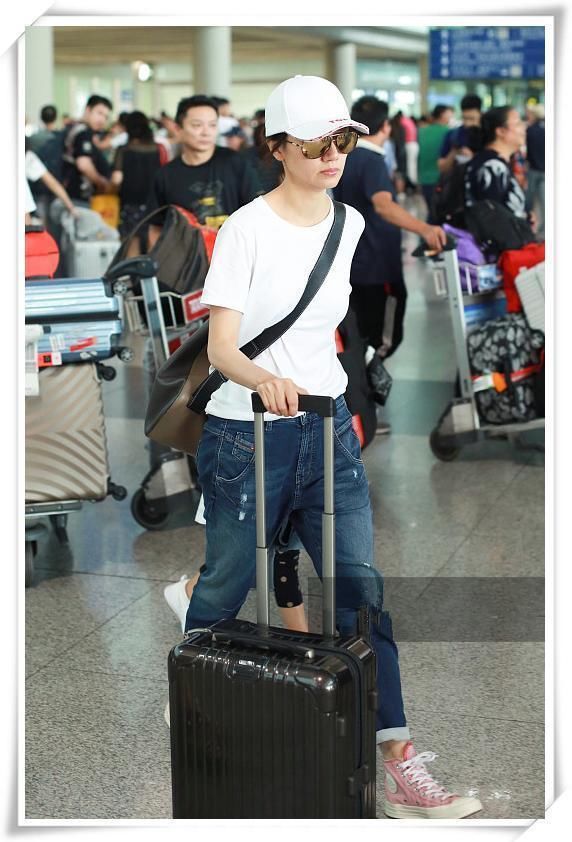 袁泉厉害！白T配仔裤完美展现简约风，网友直呼：重点都在鞋子上