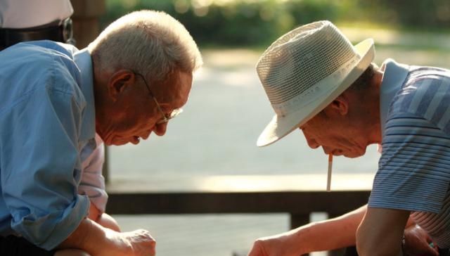  「提前退休」公务员提前退休开始实行了，但好多人就是不愿退，