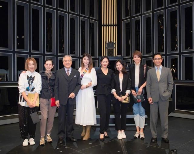 陈慧琳挑鞋的眼光不敢恭维,这水鞋也是没谁了,好好的裙子被毁了