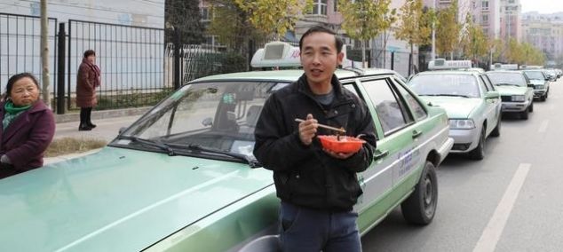  义务工■县城打不到车，滴滴司机，不赚钱谁当义务工？
