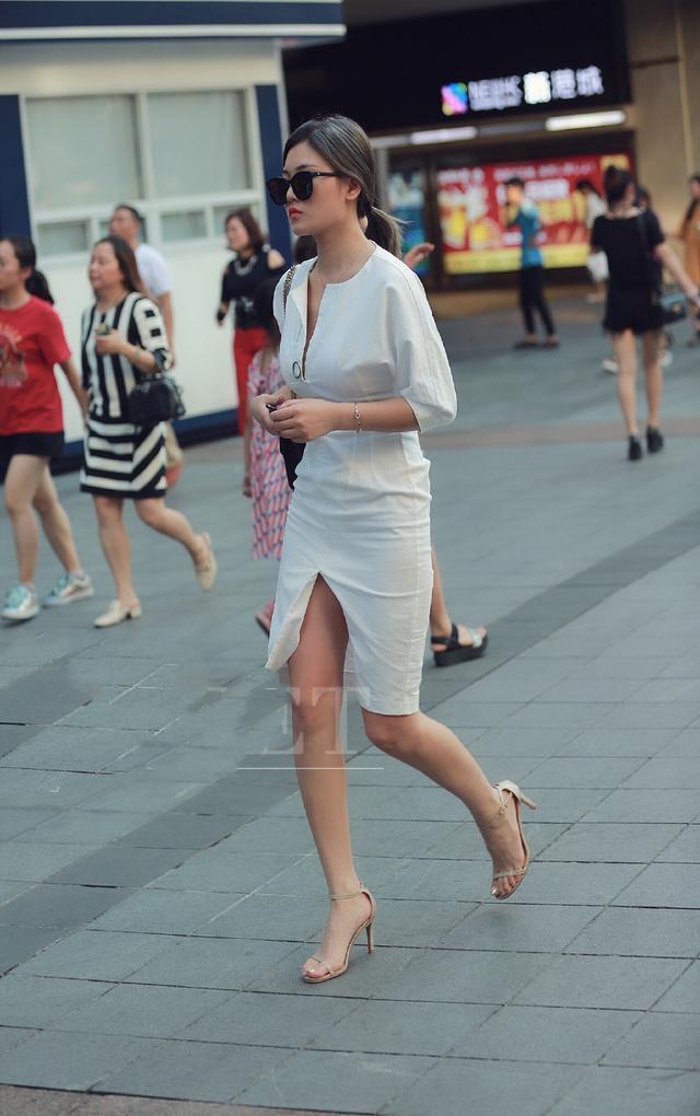 美女街拍：清纯可爱穿搭清爽，让人眼前一亮！