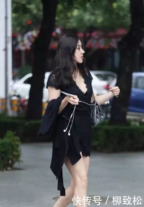  『短袖T恤』女性穿上高跟鞋, 打造出时尚魅力的自己