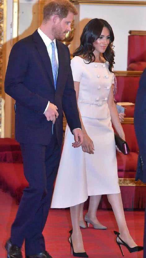 凯特王妃休假，梅根穿大牌裙惊艳四场，这次效仿戴安娜成功