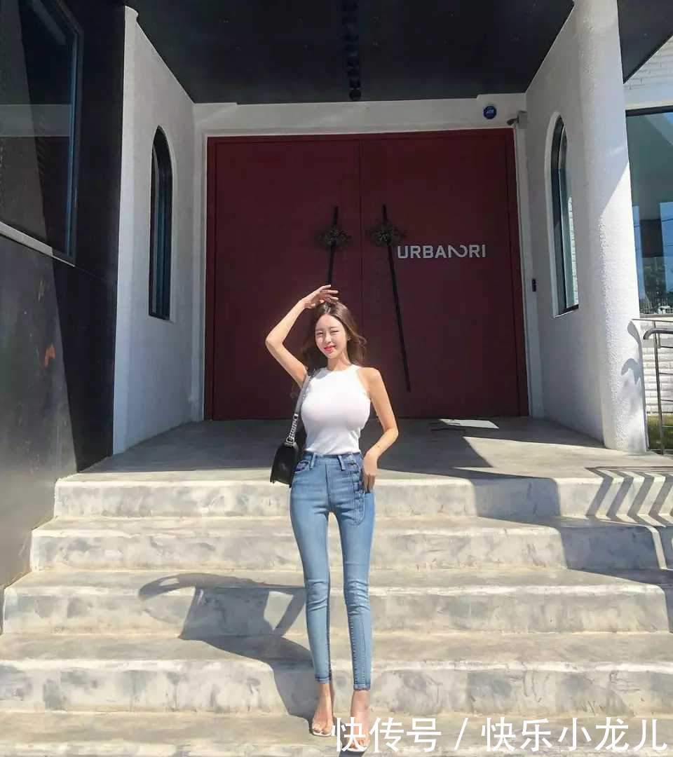 小姐姐|街拍:小姐姐白色紧身套装,美丽大方不失优雅