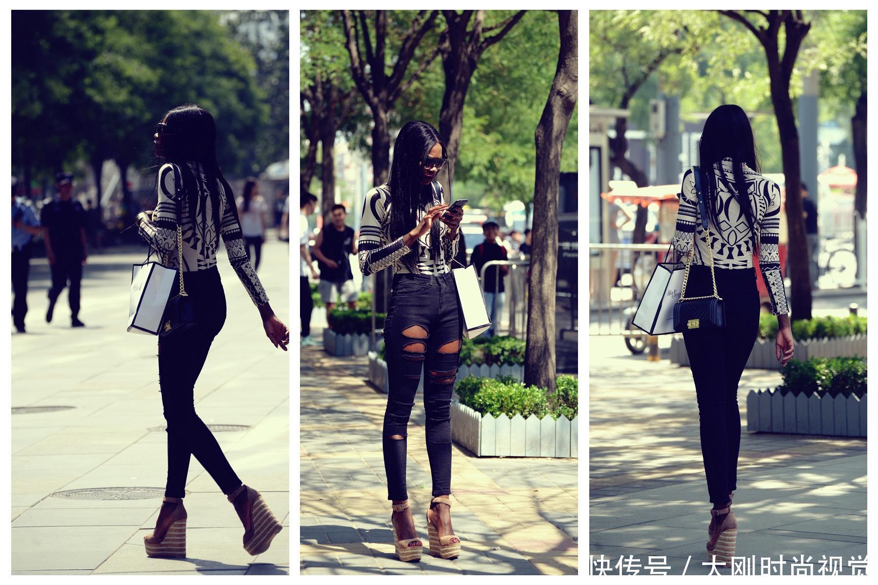这位姑娘用高腰破洞牛仔裤和一双坡跟鞋，搭配出了全是腿的效果
