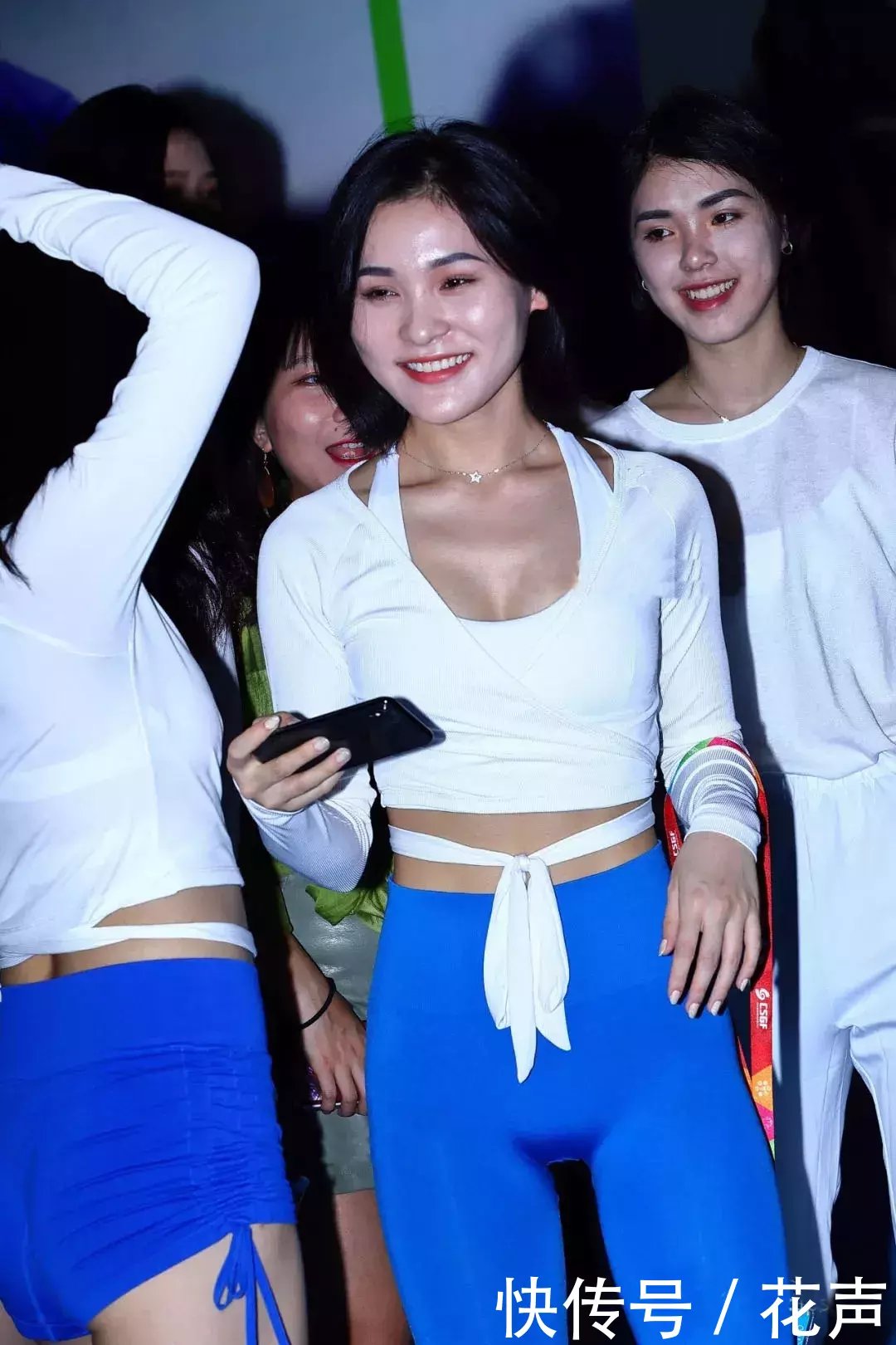 一群性感的紧身裤美女聚在一起，超养眼！