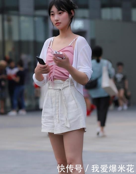  『气质』街拍气质清新的美女，一件黑色上衣配牛仔阔腿裤，气质唯美身姿