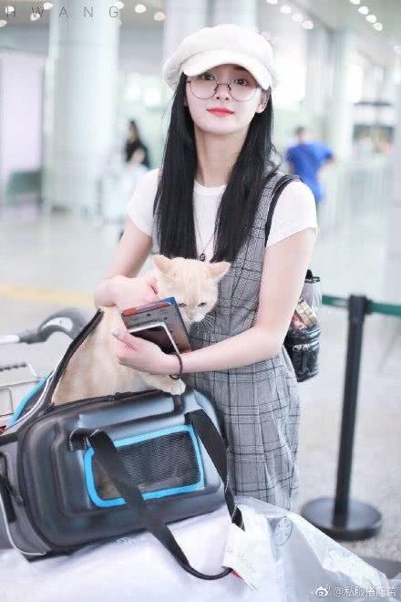 165宋祖儿和166周洁琼同穿西装，网友:大长腿和小短腿的差距!