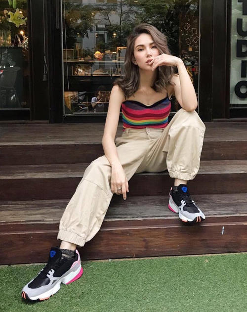 昆凌穿罕见低胸装秀身材，裙子开叉像裤子，绝对没喝周董的奶茶！