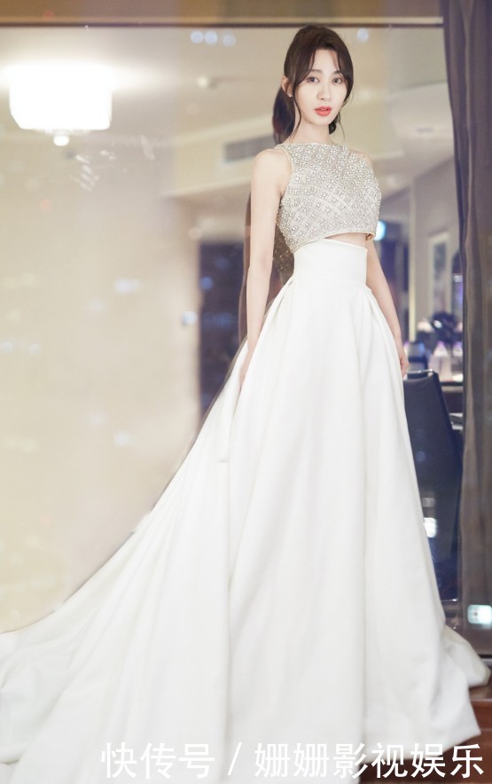 除去小蛮腰，李菲儿的腿部线条看起来十分优美，下摆是九分裤设计