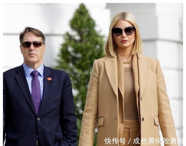  打底：伊万卡不愧是超模，穿驼色大衣叠穿西装 打底衫，齐肩发型好美！