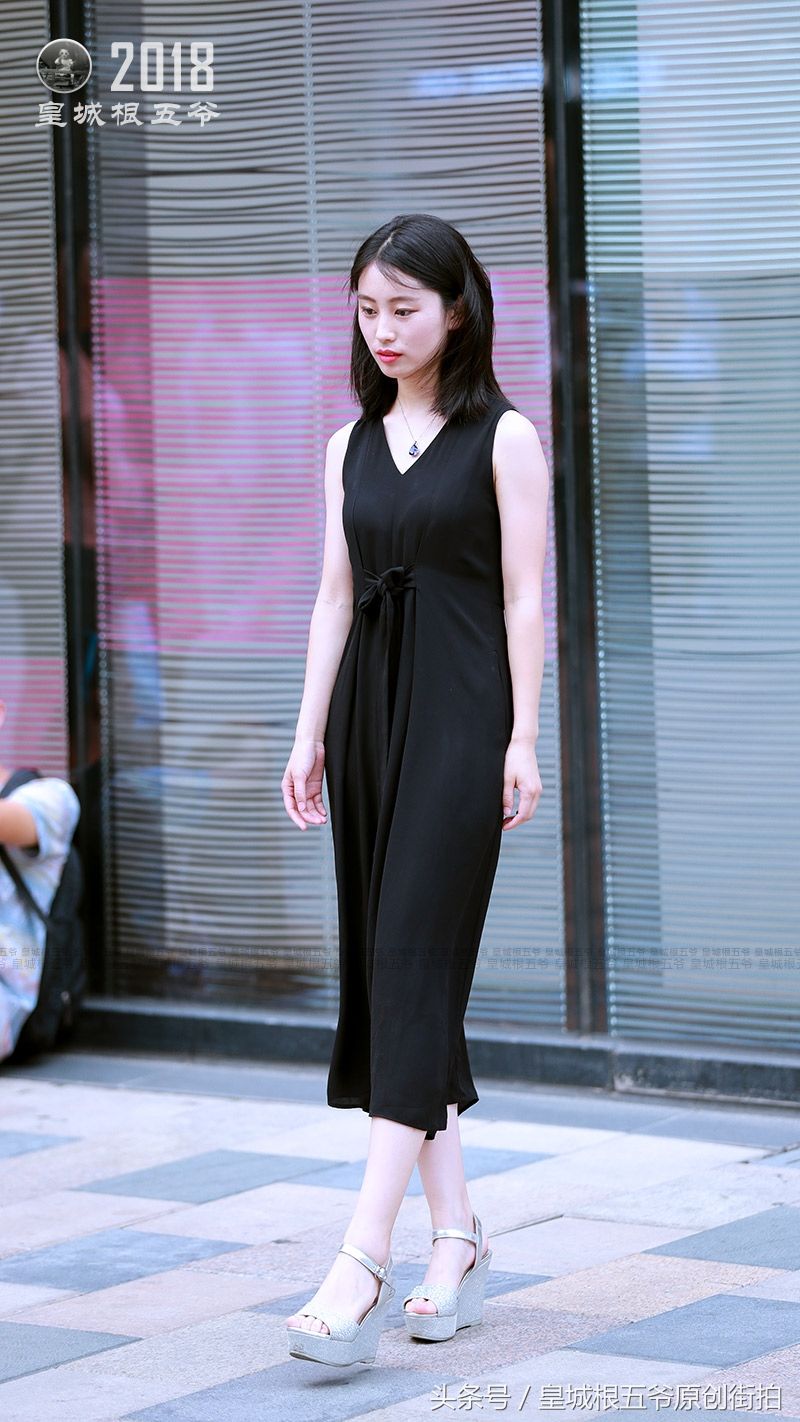 街拍:想要穿的时髦漂亮又有气质，连衣裙是一个不错的选择