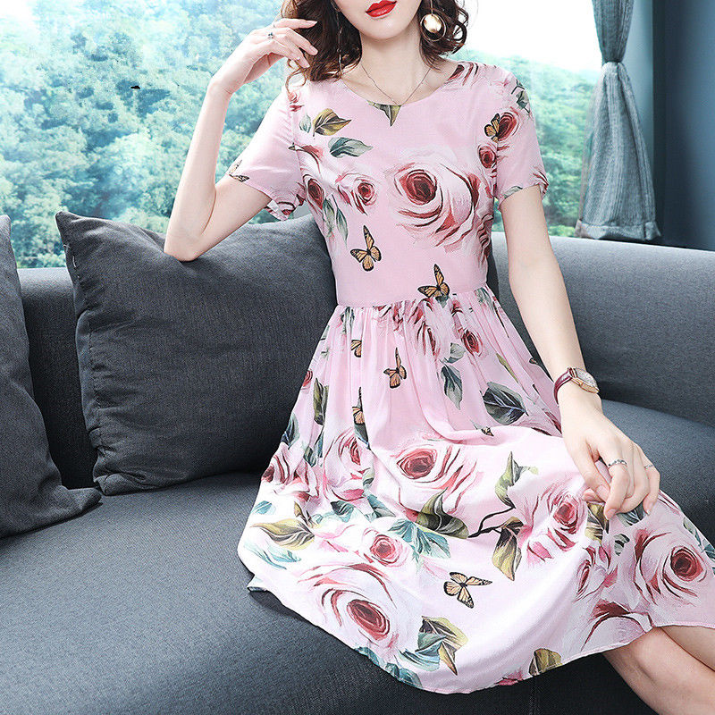 不怕告诉你，我最近逛步行街都这样穿:过膝长裙+凉拖鞋，忒惊艳