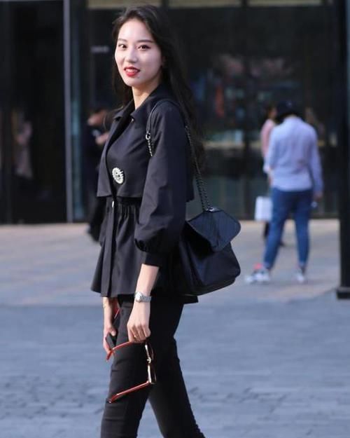  「短袖」美女时尚街拍：明眸善睐的美女，一件黑色短袖配黑色短裤，时尚清爽气质