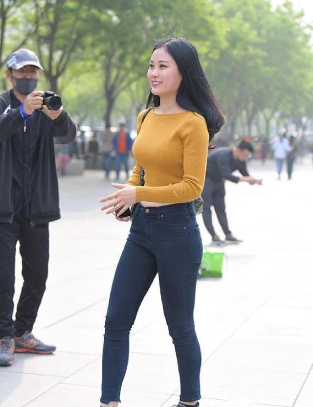  『魅力』穿牛仔裤时尚耐看又省心，身材完美有魅力，尽显曼妙曲线！