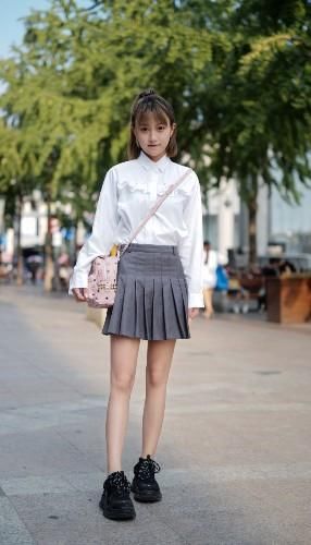 路人街拍，可爱小姐姐穿着俏皮又时尚，令人移不开眼!