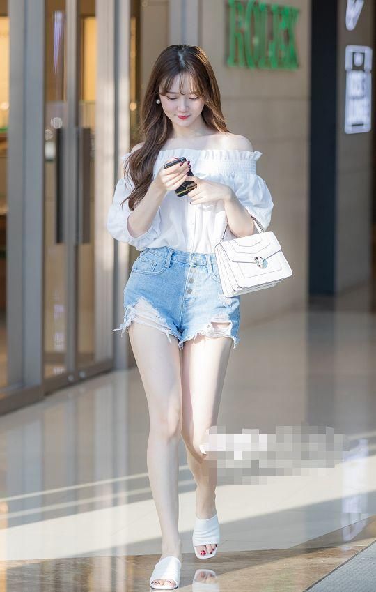 街拍:美女穿抹胸开叉裙，嫩白锁骨笔直双腿，别有一番风情!