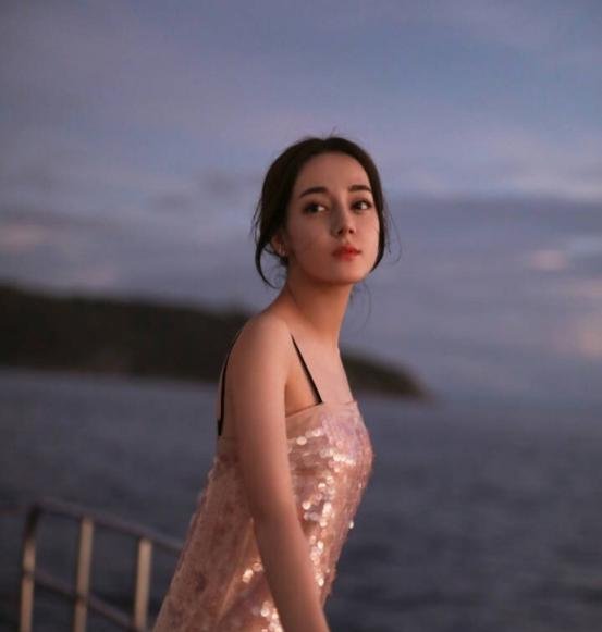 168cm迪丽热巴撞上178cm奚梦瑶,网友长相比身材更重要