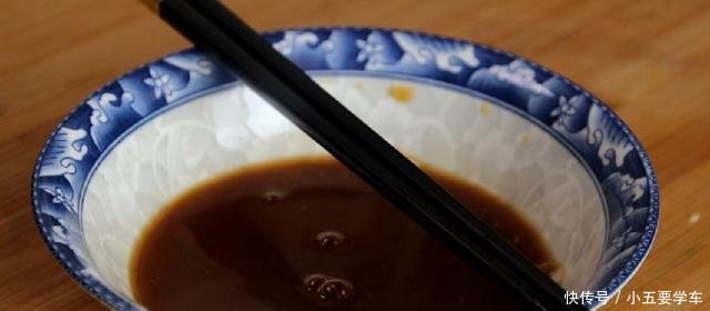  『辣椒』炒茄子时，直接下锅就大错特错，多加这一步，不费油，好吃不油腻！