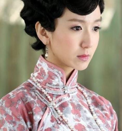 穿旗袍的女星：杨颖显高级，热巴变成熟，而她最让人一言难尽！