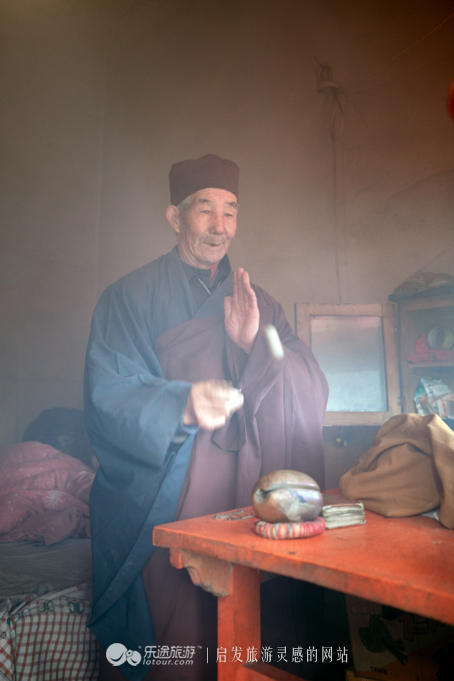 一座佛道共存的寺庙，几位饱经沧桑的信徒