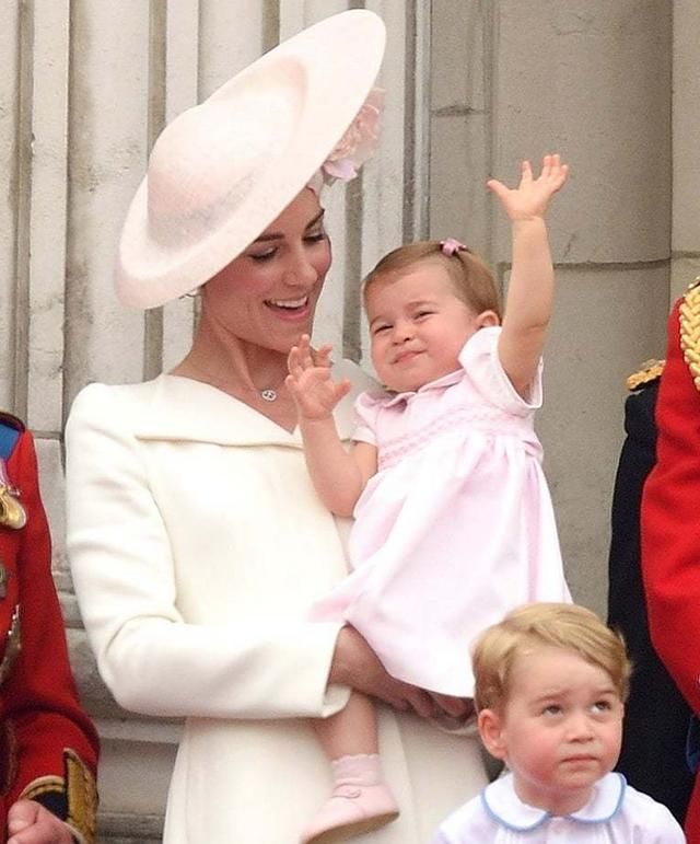 暖心的画面让人心碎！凯特王妃和夏洛特公主美好的每一个瞬间