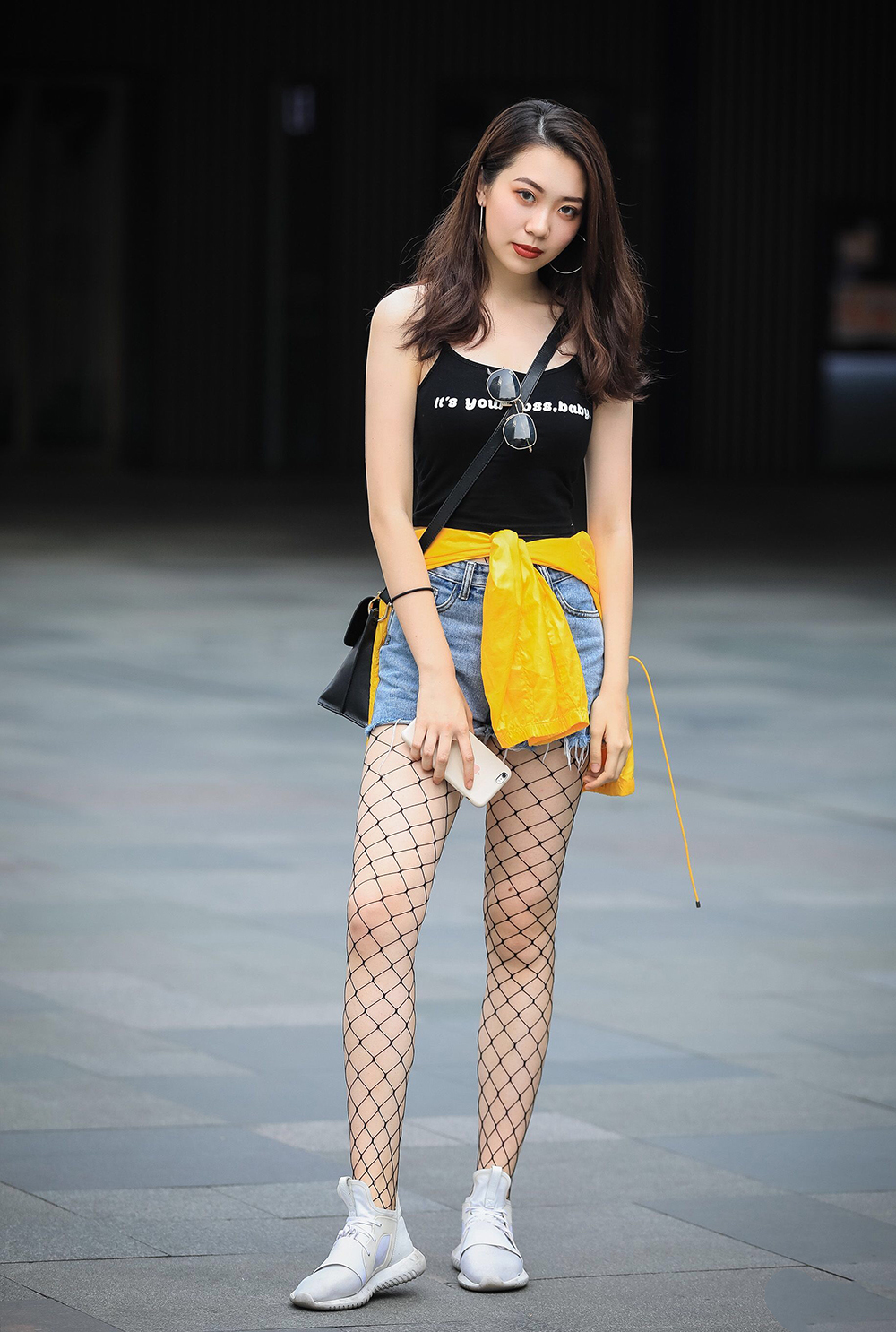 夏日街拍：图4纤长美腿欲罢不能，哪位美女小姐姐撩到你了？