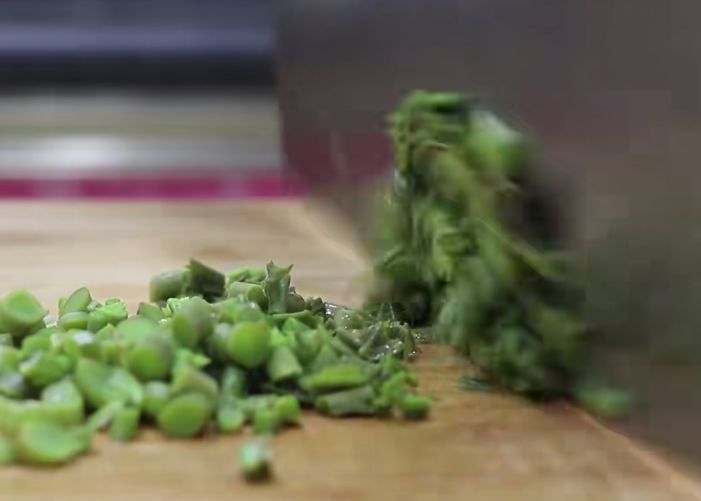  【吃法】炒制香椿为什么要焯水？原因很简单，分享香嫩营养又下饭的吃法