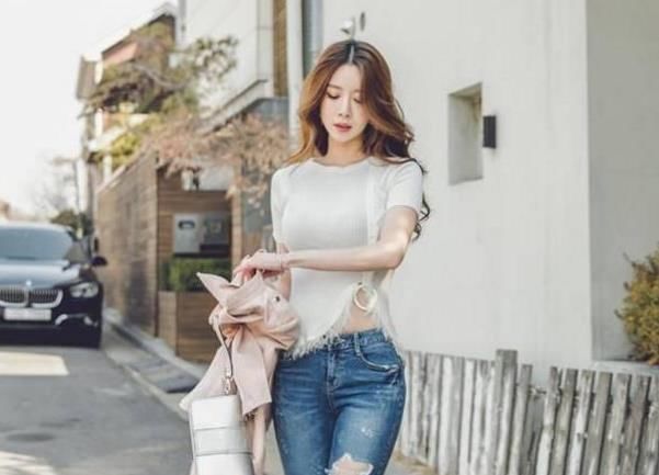 非常有型的牛仔裤美女，凸显魅力小蛮腰，回头率百分百