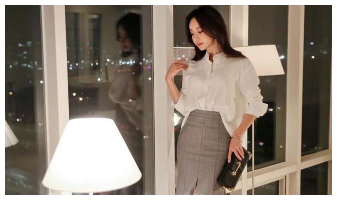 紧身裙凸显小姐姐完美曲线，温婉知性气质优雅！