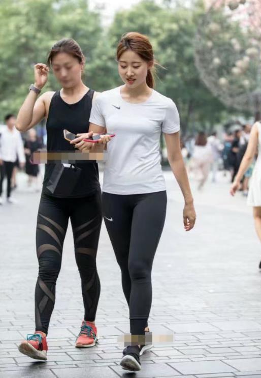 街拍：马尾辫的爱笑姐妹花，不一样的紧身裤彰显出不同的迷人线条