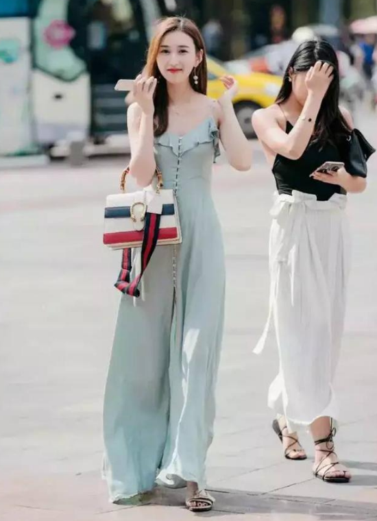 街拍：美女身材高挑，颜值精致，反正我看了以后是心动了！