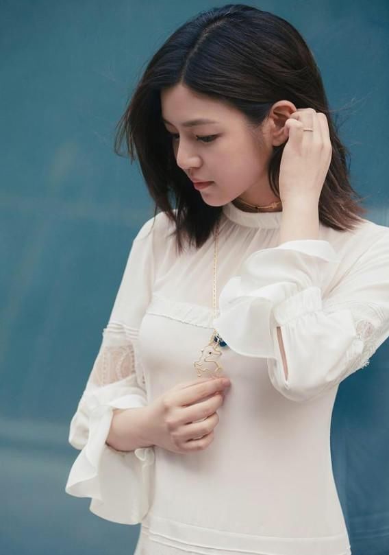 陈妍希产后现身,穿白裙混搭“毛球鞋”超美,嫁对人可真幸福啊!