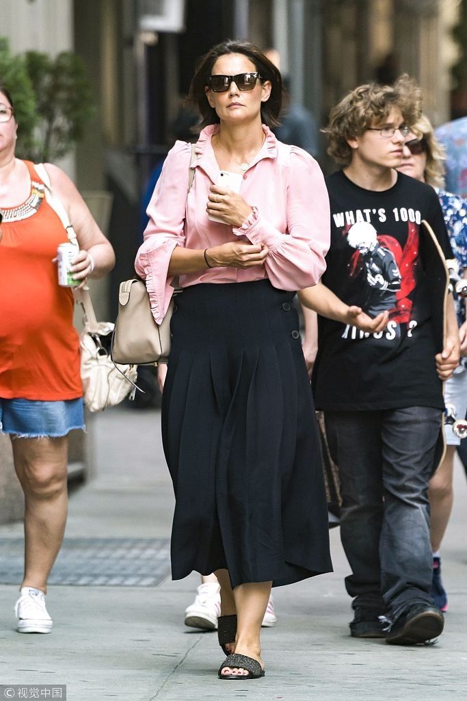 舒服no.1！“前阿汤嫂”凯蒂手拿高跟穿拖鞋出街  粉嫩OL风出席商