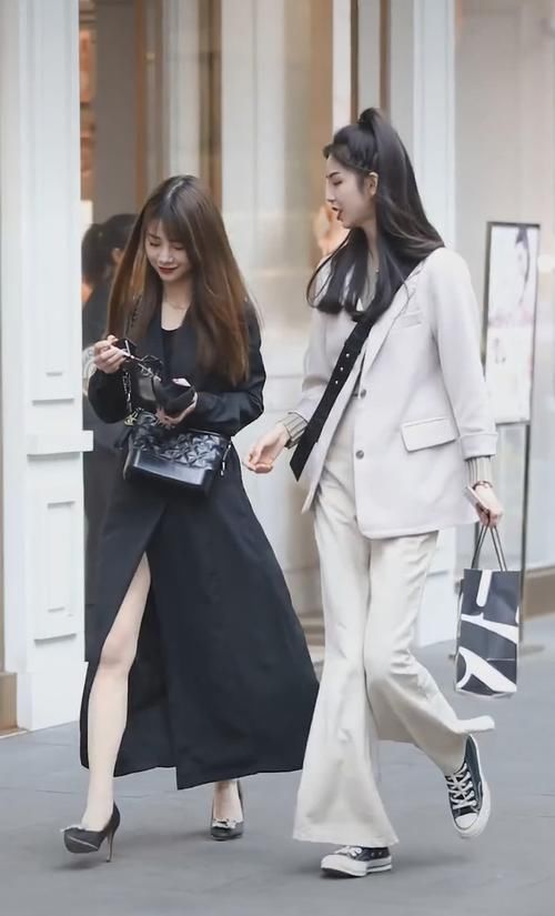  『cm』小姐姐的腿有多细，穿一双普通匡威鞋，显得腿比鞋子还小2cm！