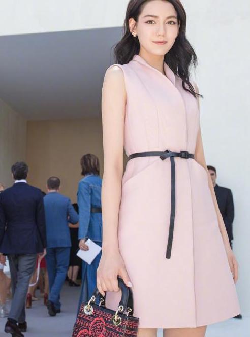 李诗颖“大发了”, 用挎包打牌还脚踩风火轮, 竟美上了时装周?