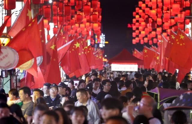 外国游客扎堆逛小吃街，小伙忙着吃串，美女专挑人多的地方留影