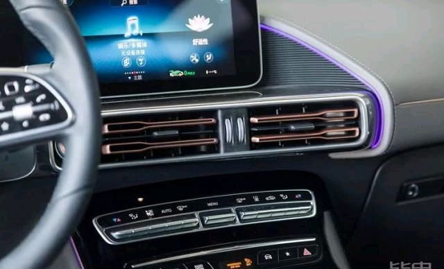 「娱乐系统」续航415km+5.2s破百！实拍奔驰首款纯电SUV