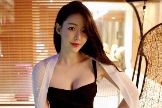 街拍美女高挑挺拔大长腿身形，最后一张看时间长了容易流鼻血!!